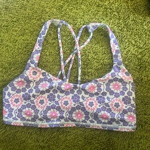 Lululemon criss cross back sports bra, great condition!